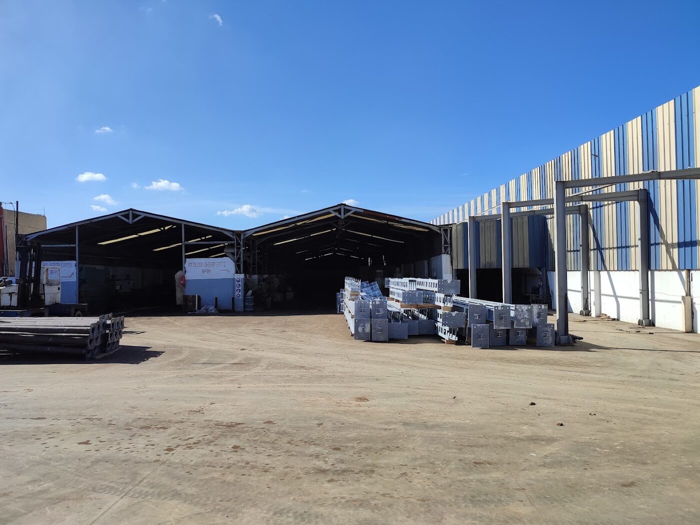 Cour et ateliers de SOMODELCO au Maroc avec structures métalliques galvanisées